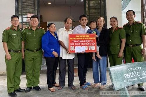 Phòng Cảnh sát PCCC Công an TPHCM tặng kinh phí sửa nhà đồng đội