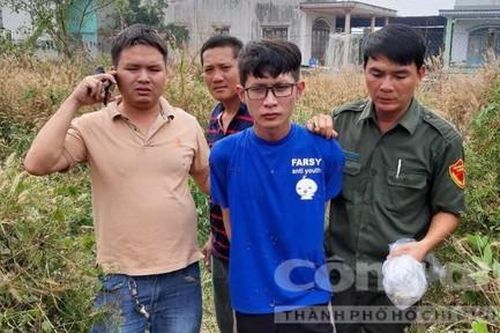 Vờ hỏi mua vàng, thanh niên cầm 2 sợi dây chuyền bỏ chạy