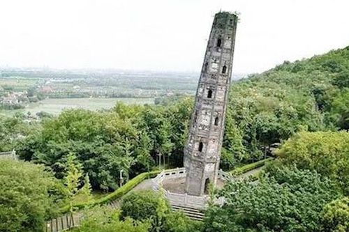 Ngôi chùa nghìn tuổi ở Trung Quốc nghiêng hơn tháp Pisa