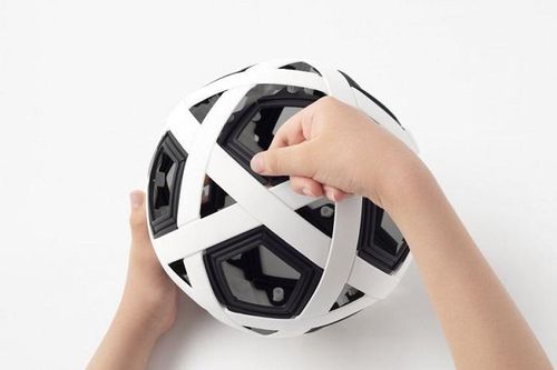 Nhật Bản chế tạo quả bóng đá không cần bơm, không bao giờ xì hơi