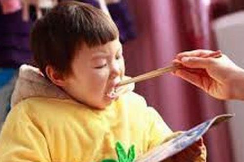 Thói quen xấu của cha mẹ vô tình hủy hoại tiềm năng của trẻ
