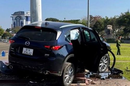 Tai nạn hy hữu, ô tô phóng vọt lên lao thẳng cột cờ quảng trường