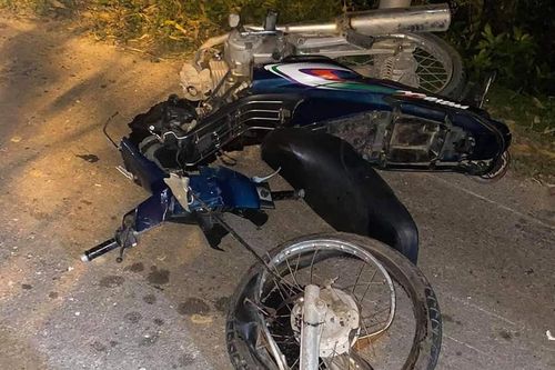 Xe máy va chạm ôtô bán tải, 2 người chết