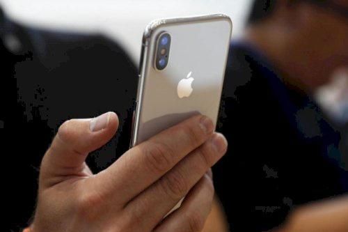 Cô gái bị cướp iPhone 11 khi đứng nói chuyện ven đường