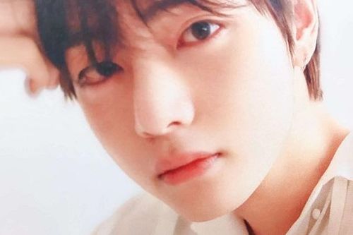 Bố V BTS rơi nước mắt khi nhận quà của con trai