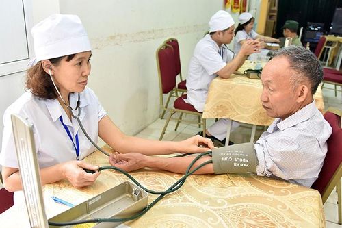 Chăm sóc người cao tuổi thông qua chính sách bảo hiểm y tế, bảo hiểm xã hội