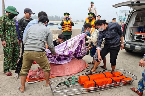 Cứu tám thuyền viên tàu cá bị chìm ở gần đảo Mắt