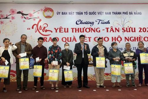 Trao gần 10.700 suất quà Tết cho người nghèo