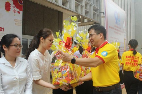 Tặng vé xe và quà cho sinh viên khó khăn đón Tết