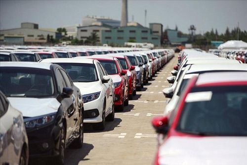 Xe ôtô nhập khẩu về Việt Nam cận Tết giảm mạnh, 'khan hàng'