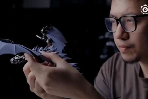 Kĩ sư tạo ra con rồng tuyệt đẹp từ linh kiện điện thoại