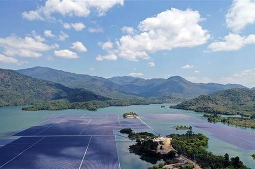 Tận dụng mặt hồ làm điện mặt trời