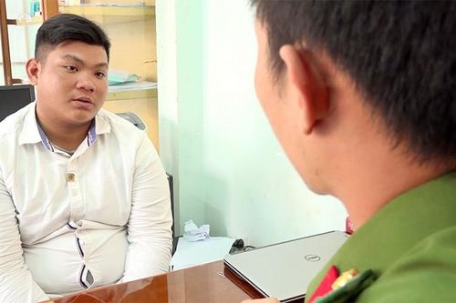 Chủ tiệm sửa xe đem xe của khách đi cầm đồ lấy tiền tiêu