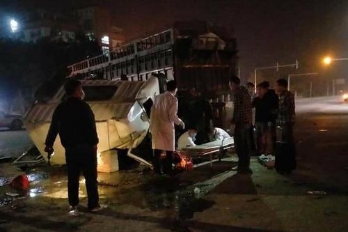 Quảng Ninh: Xe đầu kéo va chạm xe tải, 4 người bị thương