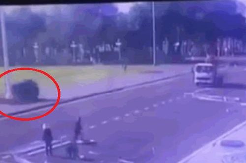 Công nhân sững người chứng kiến cảnh ô tô Mazda CX5 mất lái lao vào cột cờ