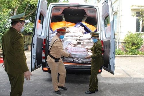 Phát hiện gần 700kg hải sản bốc mùi hôi thối đang trên đường đi tiêu thụ