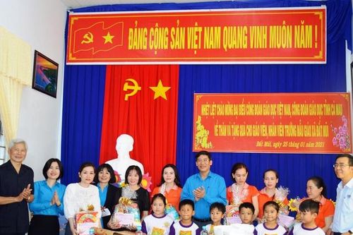 Công đoàn Giáo dục Việt Nam mang quà Tết cho thầy trò Đất Mũi