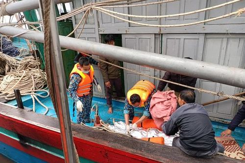 Cứu nạn các thuyền viên bị nạn trên biển Nghệ An