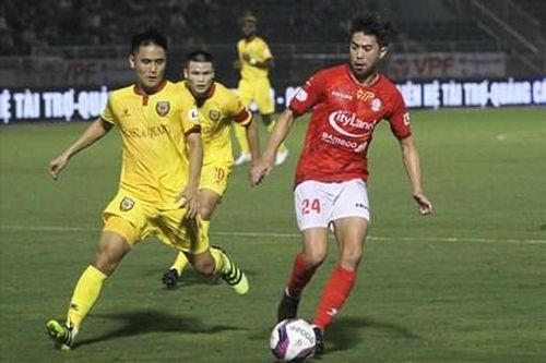 HLV Polking ấn tượng với khả năng chơi bóng của Lee Nguyễn