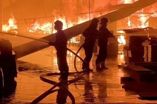 Hỏa hoạn xảy ra tại xưởng gỗ, khu nhà trọ trong đêm