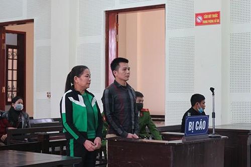 Người đàn bà giấu ma túy trên mái nhà để bán cho con nghiện