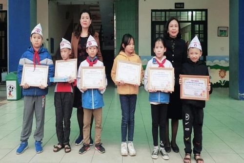 5 học sinh nhặt được phong bì tiền, tìm công an nhờ trả người đánh mất