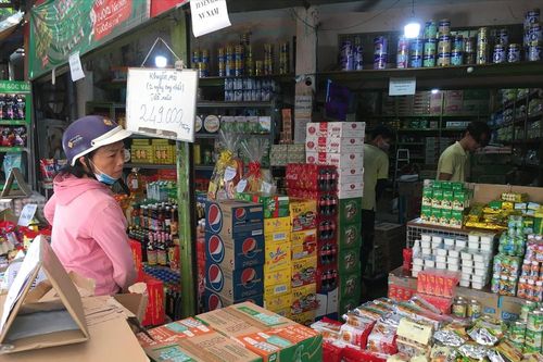 Loạn giá Hàng hóa dịp cận Tết: Bia, nước ngọt 'nhảy múa'