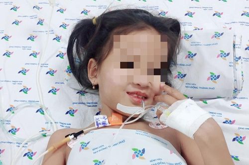 Điều trị thành công bé gái bị bệnh hiếm gặp biến gương mặt thành cứng đơ như tượng