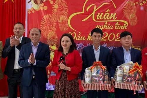 Chủ tịch CĐ DKVN thăm, chúc Tết, động viên người lao động Thủy điện Hủa Na
