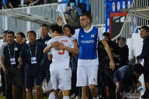 Vòng 2 V-League: Kiatisuk hớn hở, Hà Nội bị gieo sầu