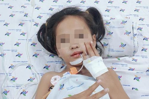 Mắc chứng rối loạn thần kinh hiếm gặp, bé gái đột ngột mất khả năng đi lại