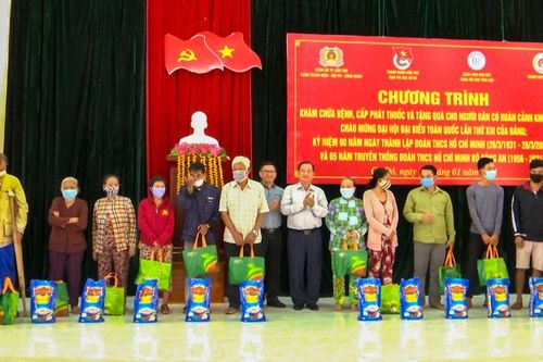Cần Thơ khám bệnh, cấp thuốc và tặng quà cho người dân nghèo, gia đình chính sách