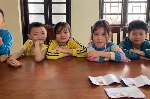 Nhóm học sinh tiểu học nhặt được 5 triệu đồng, nộp công an trả cho người mất