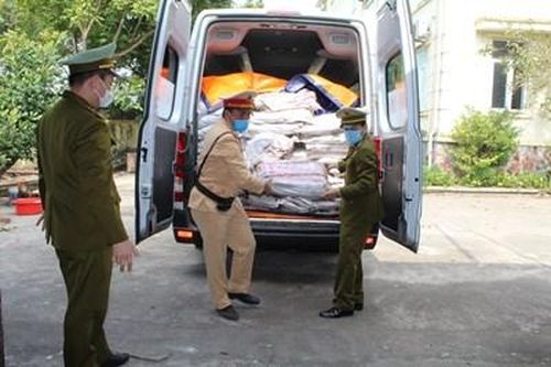 Phát hiện vụ vận chuyển hơn 600 kg mực đông lạnh đã thối rữa