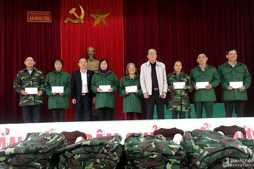 Trao gần 500 triệu đồng quà Tết cho gia đình thân nhân liệt sỹ, người có hoàn cảnh khó khăn
