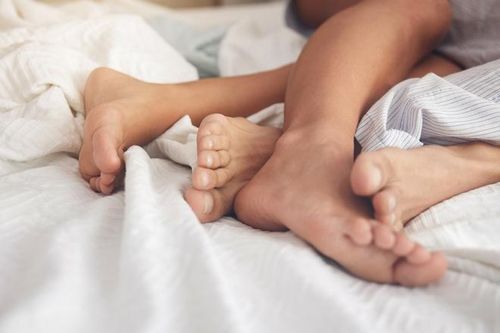 Mải mê 'hâm nóng' tình cảm với bồ, quý ông khổ sở vì mắc bệnh 'khó nói'
