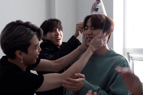 Bị Jin (BTS) ra hiệu 'nghỉ chơi', Jimin cứu vãn bằng hành động cực lãng mạn