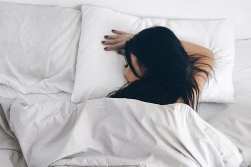 3 tư thế ngủ dễ khiến ngực lép, lưng đau, có tư thế còn có thể tổn thương não bộ