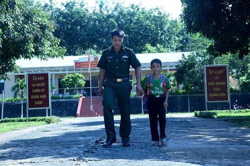 Củng cố mối quan hệ máu thịt với nhân dân biên giới