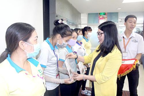 Những tấm vé nghĩa tình