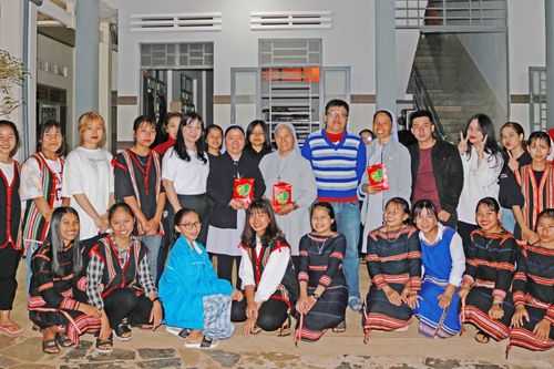 Tập đoàn Giáo dục Nguyễn Hoàng tặng quà trẻ em và người nghèo tỉnh Gia Lai, Kon Tum