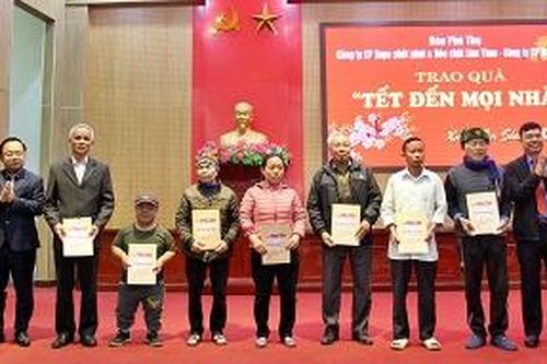 Trao quà 'Tết đến mọi nhà' tại huyện Lâm Thao