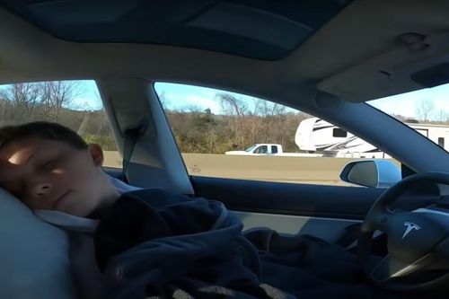 Lạm dụng chế độ Autopilot, tài xế đăng tải clip ngủ trên xe Tesla Model 3