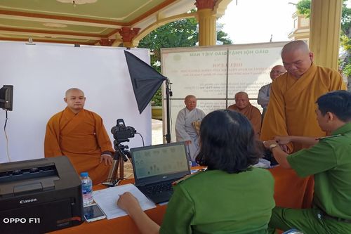 Tiền Giang: Tăng Ni đổi thẻ căn cước công dân
