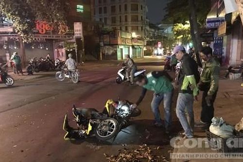Hai xe máy đối đầu, một tài xế Grab bike tử nạn