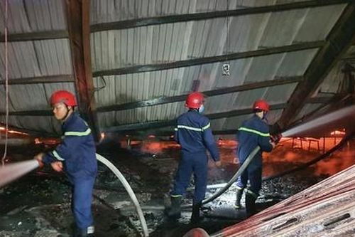 Công ty gỗ cháy lớn, nhiều công nhân lo mất việc cuối năm