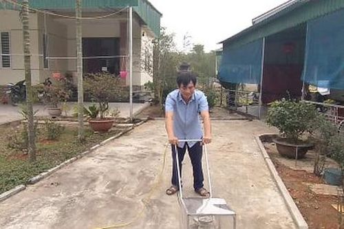 Thầy giáo sáng chế chiếc máy lau chùi nhà từ động cơ của máy giặt cũ