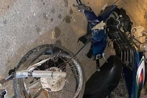 Xe máy va chạm kinh hoàng với ô tô bán tải, 2 người tử vong