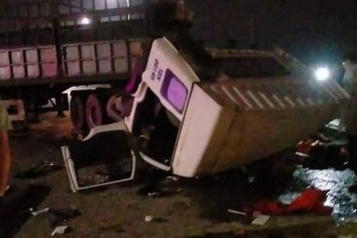 Xe tải va chạm với xe đầu kéo, 6 người bị thương