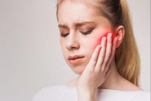 Mặt sưng phồng, chảy mủ sau khi tiêm botox tại spa